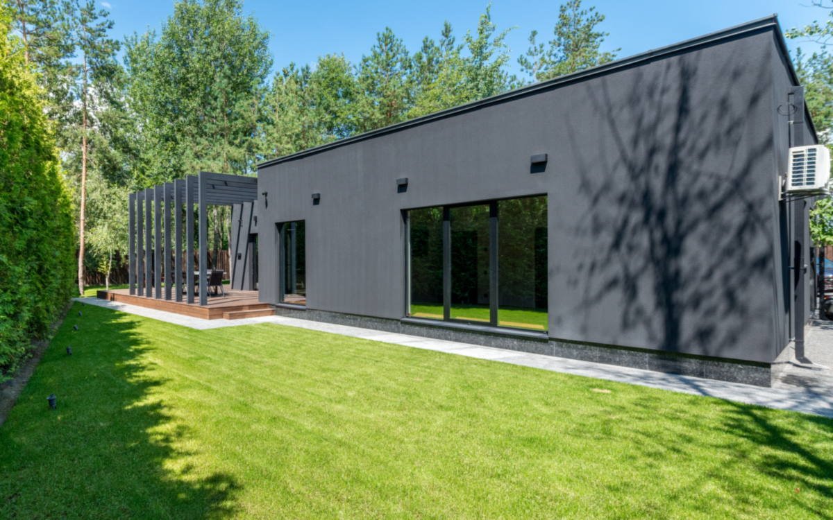 Row of modern modular buildings with anthracite frames and roller shutters